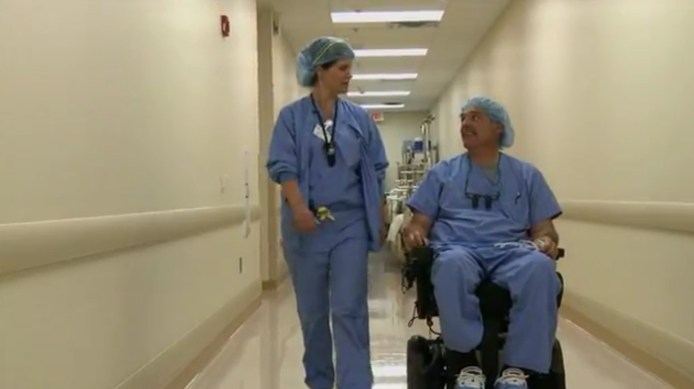 Un doctor din SUA continua sa opereze dupa ce a paralizat, gratie unui sistem special. VIDEO