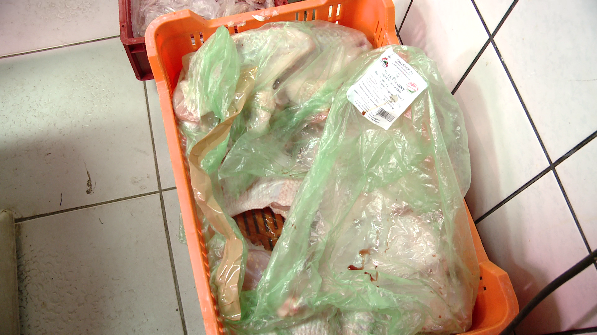 Carne expirata pusa in vanzare si marfuri fara acte.Rezultatele descinderilor cu autobuzul, in piete