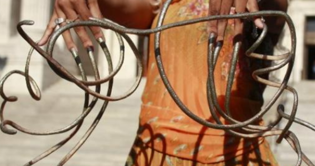 Femeia cu unghii de 35 de cm. Nu le-a mai taiat de 8 ani