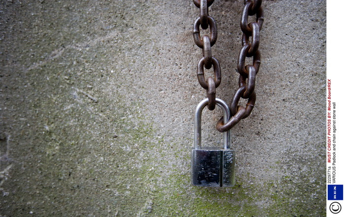 La 11 ani, traieste precum un caine. Explicatia parintilor pentru faptul ca isi tin fiul in lanturi