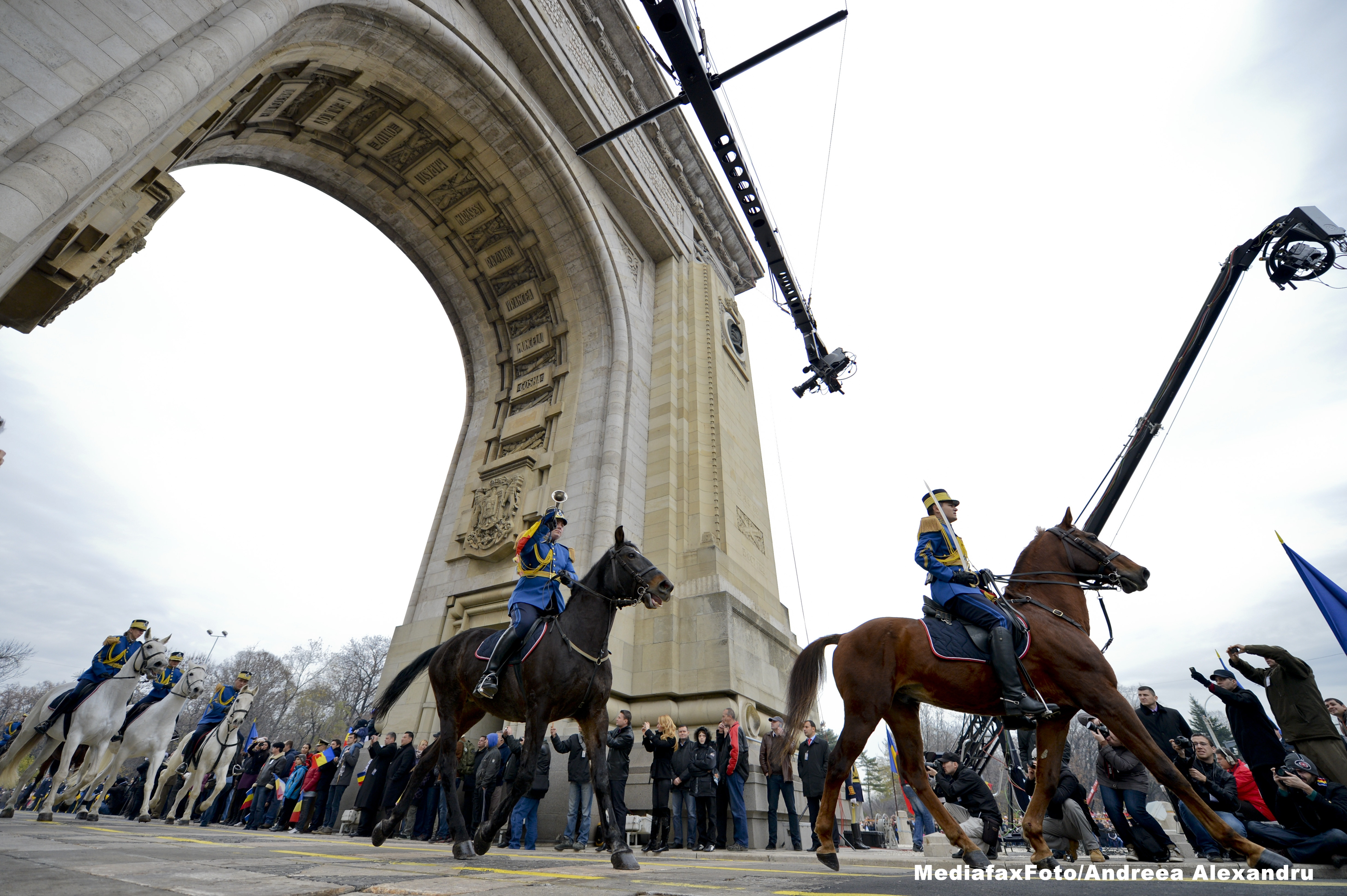 PARADA DE 1 DECEMBRIE. Imaginile desfasurarii impresionante de forte in fata a 20.000 de romani