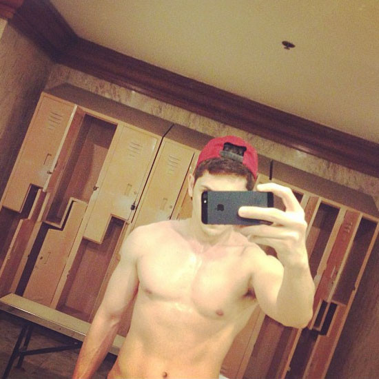 Barbatii se fotografiaza de doua ori mai mult cu telefonul mobil decat femeile - studiu