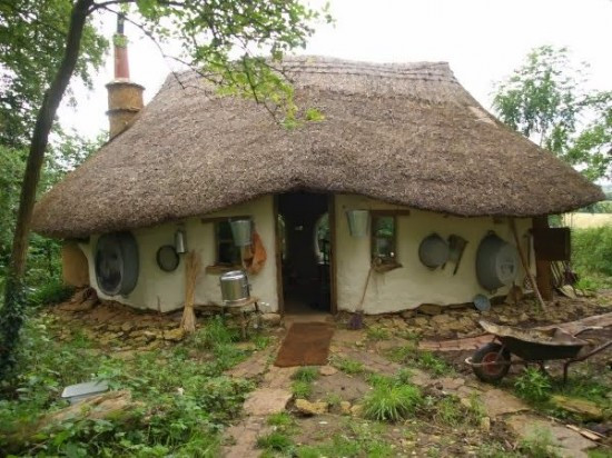 Un fermier britanic si-a construit propria casa de hobbit cu doar 180 de euro. FOTO