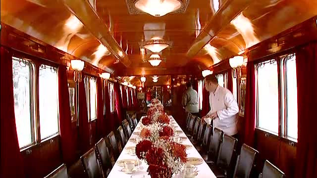 Trenul regal s-a intors pe traseul Bucuresti - Sinaia. Detaliile de lux din vagoanele speciale