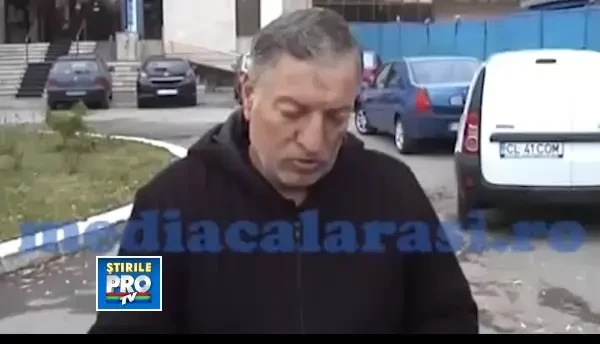 Cel mai macabru protest al anului. Omul care a dus mortul si sicriu la banca, nu la groapa