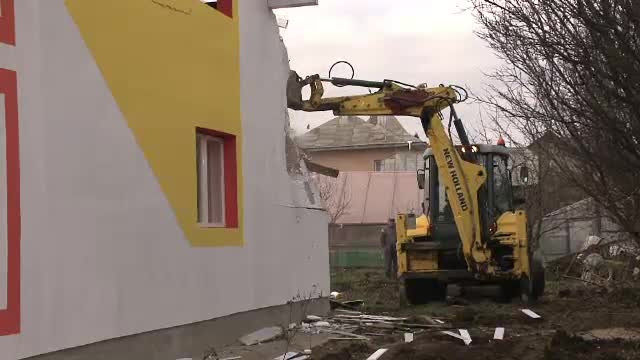 Imagini din adevarata Romanie. Momentul in care unchiul i-a demolat vila nepotului cu excavatorul