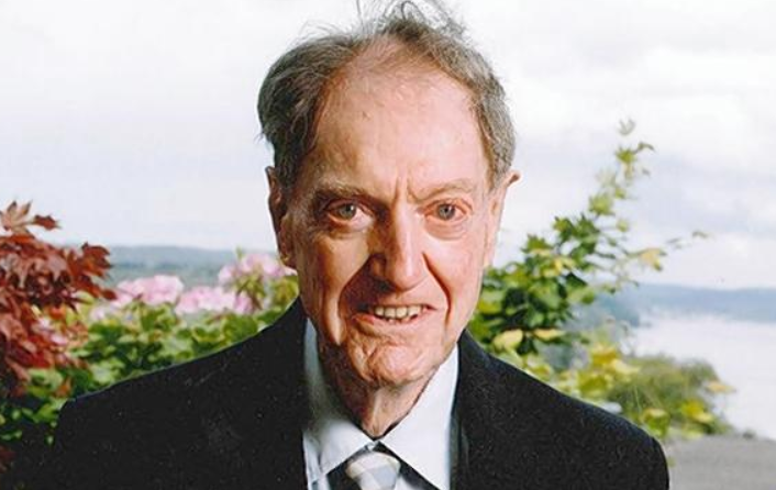 A trait frugal si cu haine gaurite toata viata. La moartea sa a donat 188 de milioane de dolari