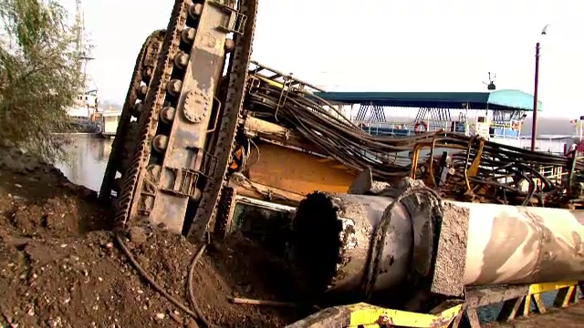 Un barbat a murit, iar doi au fost raniti, dupa ce un utilaj de 85 tone s-a prabusit peste ei