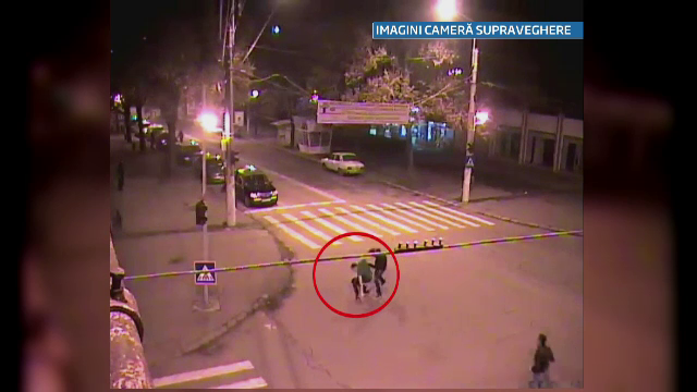 Imagini CAMERE DE SUPRAVEGHERE. Un tanar a fost batut cu cruzime in plina strada, in centrul Brailei