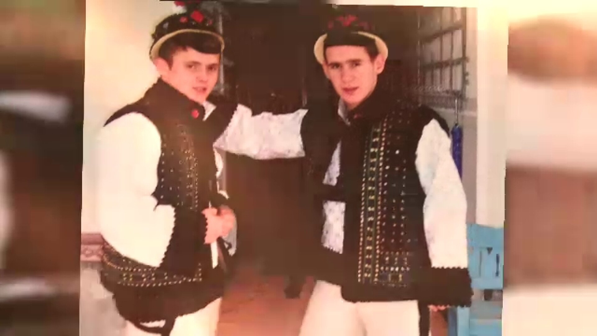 Cu mapa si sapa, pe strazile Parisului. Doua generatii de oseni si visurile lor complet diferite