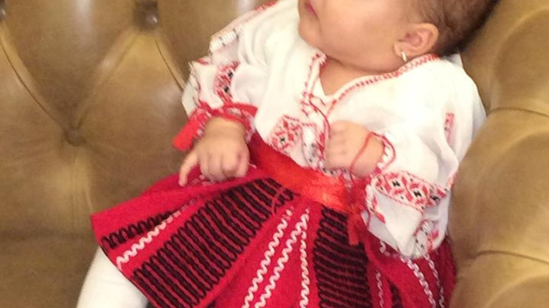 Elena Basescu, surprinsa in premiera, in timp ce are grija de Sofia Anais alaturi de sotul ei. Imaginile difuzate La Maruta