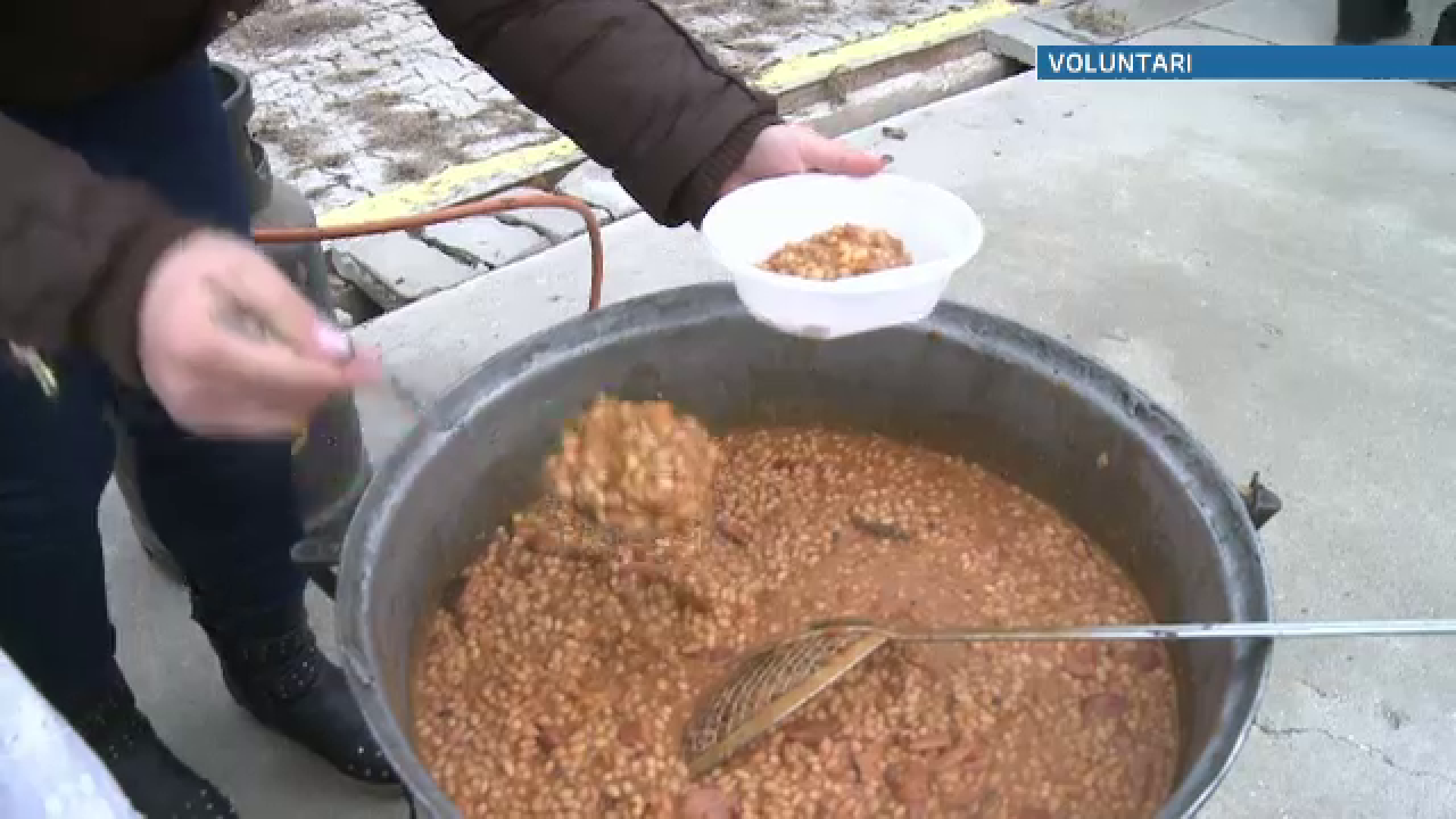 Cursa pentru fasole si tuica fiarta de 1 decembrie.Cum s-au luptat oamenii pentru o portie gratuita