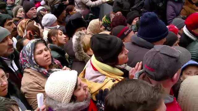 Umilinta, la pachet cu ajutorul pentru incalzire. Sute de oameni, obligati sa se calce in picioare