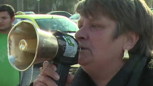 Cu lacrimi in ochi, o femeie si-a strigat durerea in portavoce la Ploiesti, de fata cu Raed Arafat