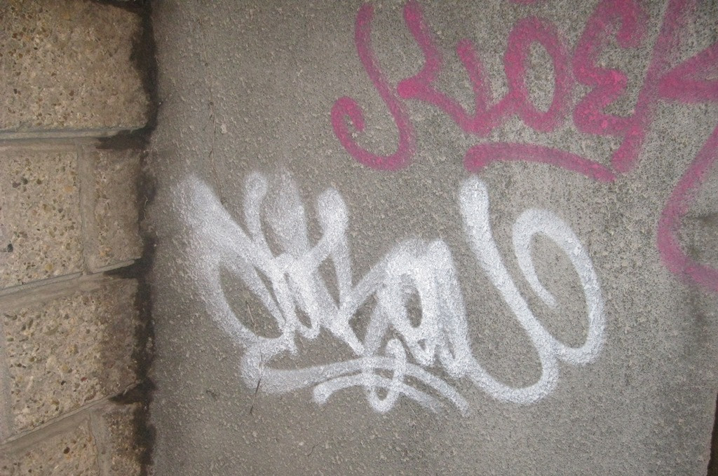 Trei tineri, prinsi in timp ce desenau graffiti. Politia Locala ii pune sa plateasca ce au stricat