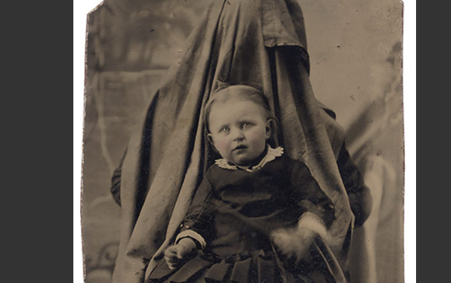 "Mama Invizibila." Ce detaliu ascund portretele unor bebelusi din epoca victoriana