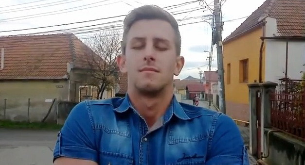 Epic Split cu Van Damme parodie romaneasca ce include un utilaj cunoscut, roaba :) VIDEO