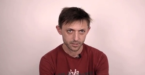 Parintii l-au lasat singur cu hartie si creioane colorate, iar asta i-a marcat pozitiv destinul