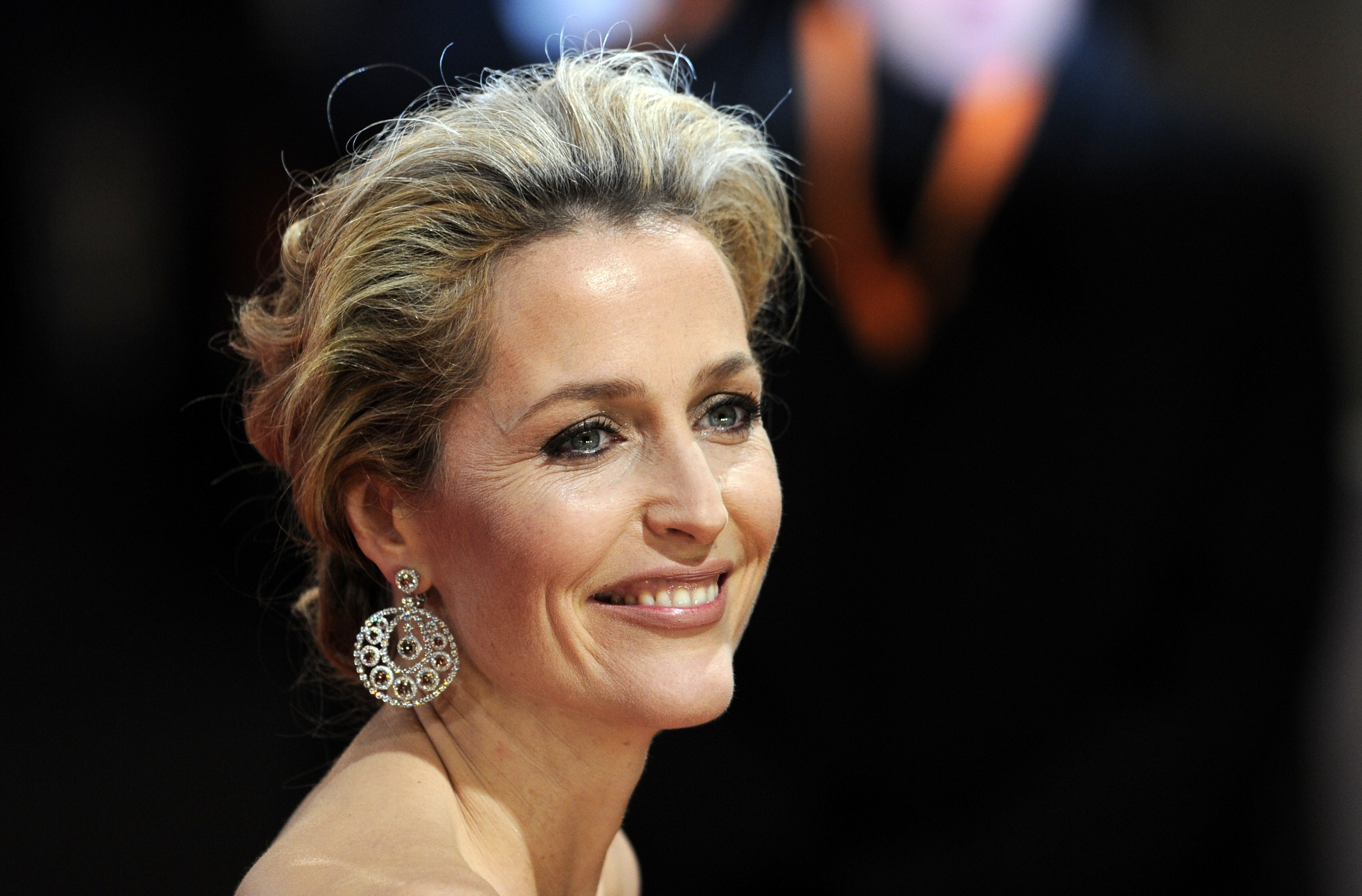 Postura unica in care a fost surprinsa Gillian Anderson, vedeta din "Dosarele X"