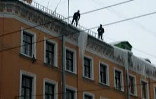 Ce se intampla cand rusii incearca sa scape de turturi. VIDEO