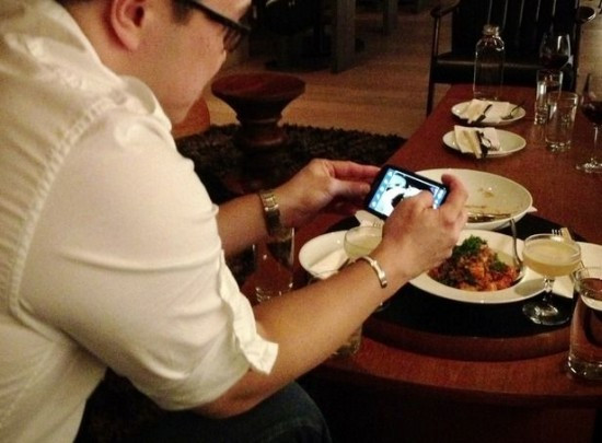 Oferta de nerefuzat a unui restaurant. Ce a primit acest barbat dupa ce si-a inchis telefonul mobil