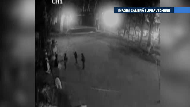 Mos Craciun, vandalizat in Dambovita. Trei liceeni au fost filmati in timp ce stricau figurinele