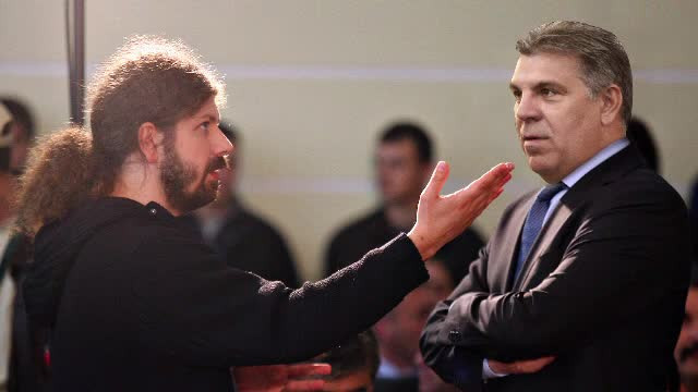 Cearta in Parlament. Valeriu Zgonea i-a oprit microfonul lui Remus Cernea pentru ca purta un tricou