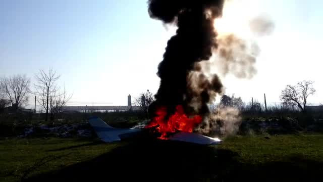 Momentul in care un avion ultrausor a luat foc in timpul decolarii, la Targu Mures