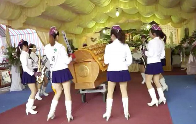 Obicei funerar ciudat in Taiwan. Cum sunt "trimisi" mortii pe lumea cealalta, cu cantece si dansuri