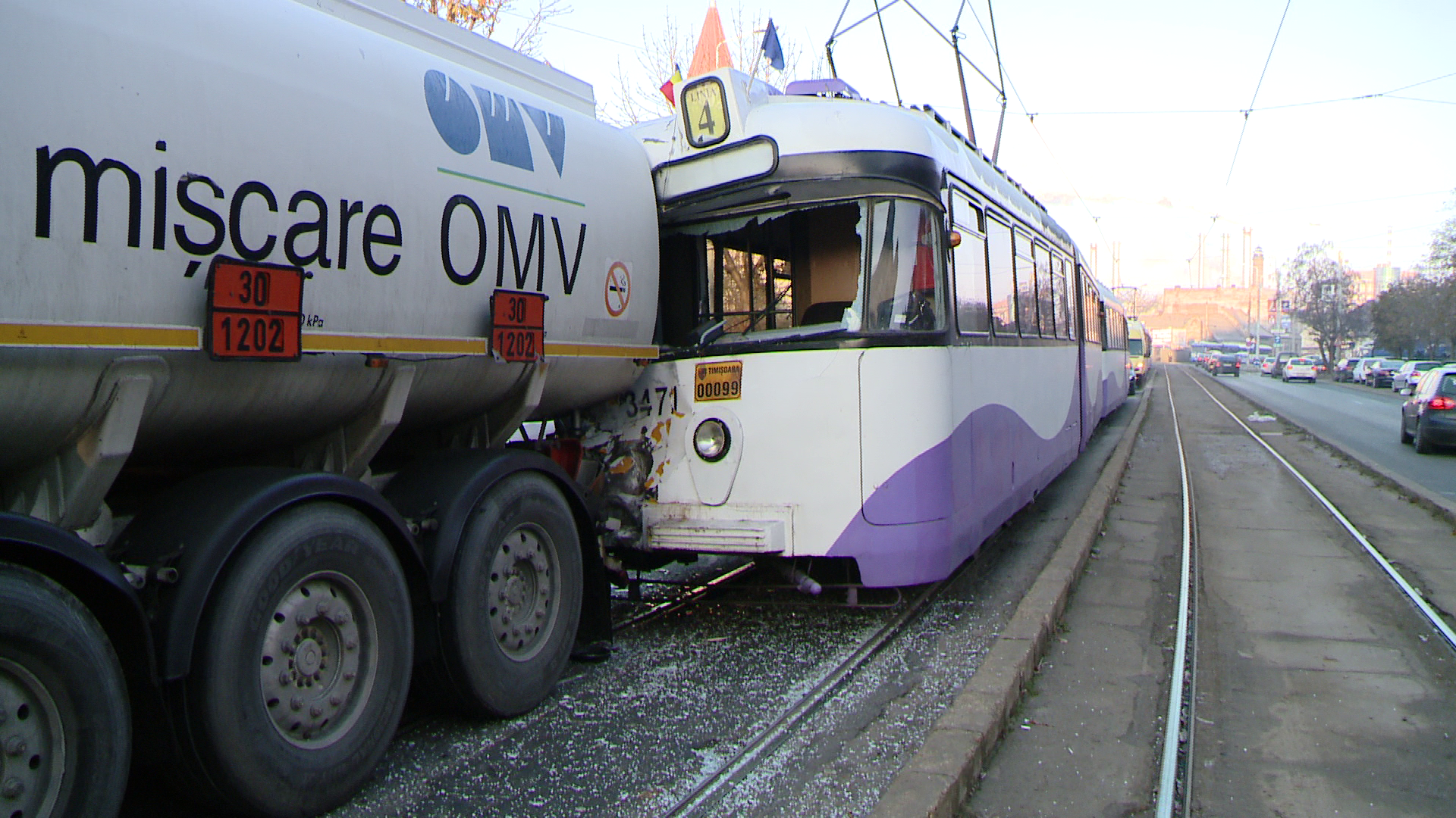 Accident pe Calea Buziasului. Un tramvai a intrat in plin intr-o cisterna oprita la semafor. FOTO