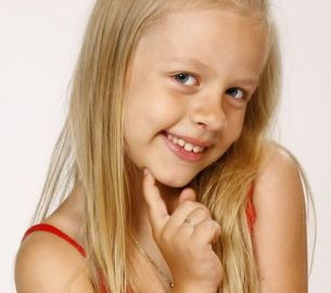 Cum arata astazi Carina din "Ingerasii". Jenifer Dumitrascu a devenit o frumoasa domnisoara