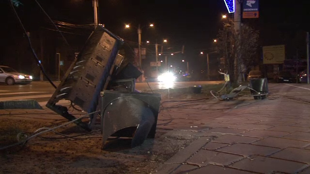 Cum a ramas orasul Suceava fara semafoare suspendate intr-o singura noapte. Gafa unui sofer de TIR