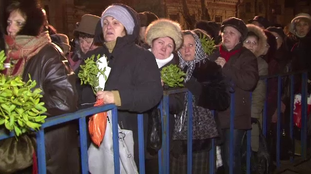Coada de sute de oameni azi noapte in Braila, pentru a ajunge la moastele Sf. Nicolae