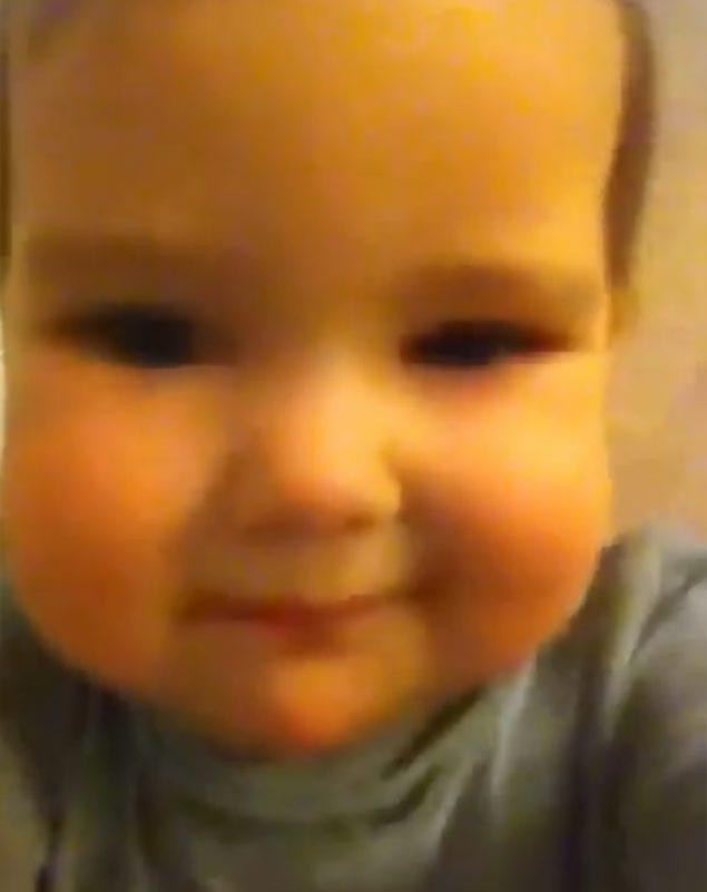 A luat iPhone-ul mamei sale sa se joace cu el. Ce fotografii a facut aceasta fetita de un an