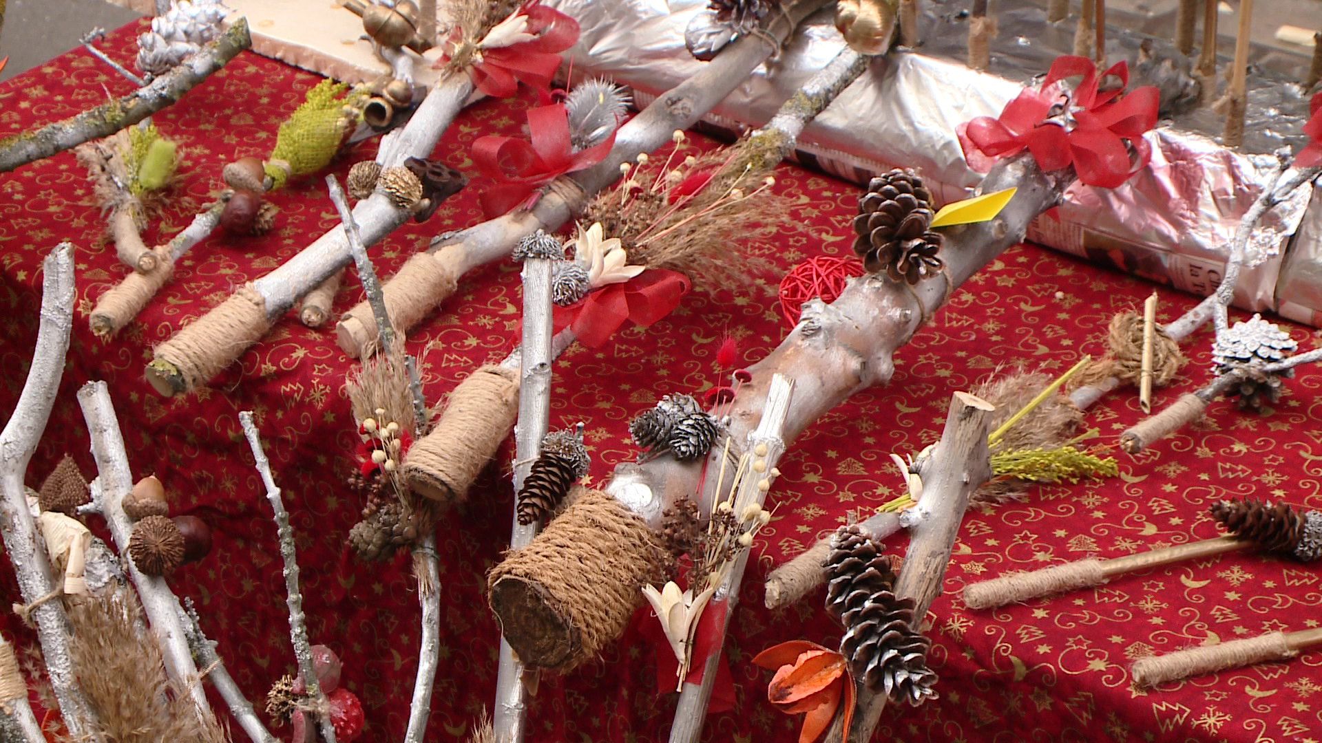 Crengi de copac sau spic de grau fosforescent. Cum arata nuielusa lui Mos Nicolae in 2013. FOTO