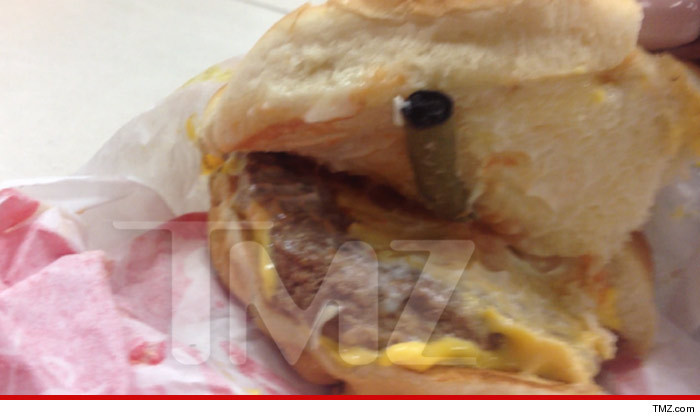 A comandat un cheeseburger, iar cand a ajuns acasa si a vazut ce e in el, a sunat imediat la politie