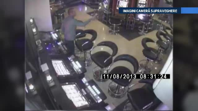 CAMERA DE SUPRAVEGHERE. Momentul in care un barbat cu un topor distruge toate "pacanelele" salii