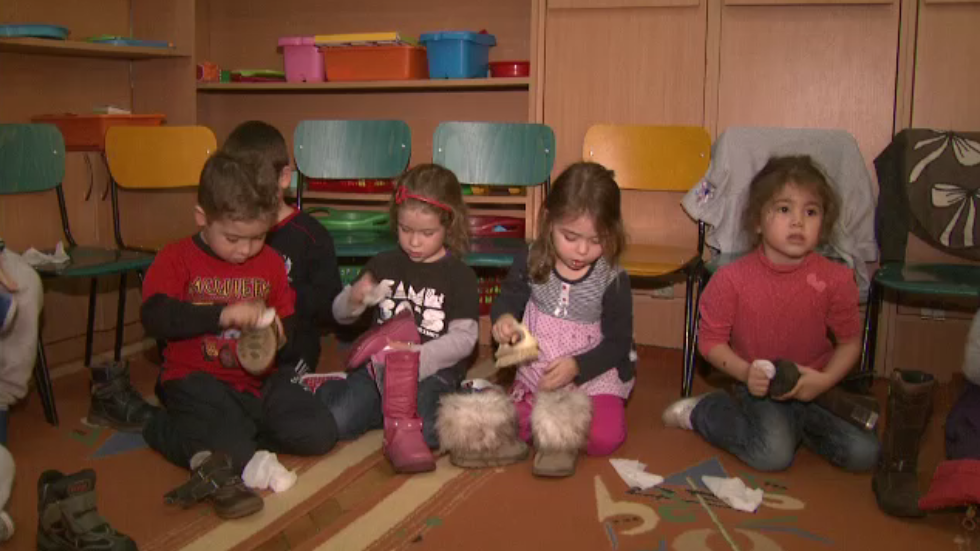 MOS NICOLAE. Copiii si-au pregatit ghetutele in asteptarea cadourilor din partea lui MOS NICOLAE