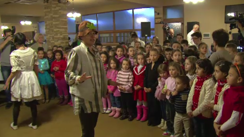 Petrecere inedita in Aiud. Zeci de gemeni si tripleti l-au intampinat timpuriu pe Mos Craciun