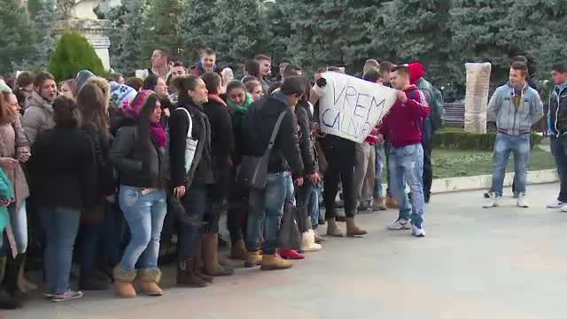 Sute de elevi au iesit in strada pentru ca e mai cald decat in clase. "Nu vrem sa inghetam"