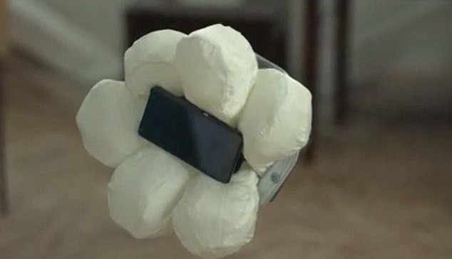 Airbag pentru mobil. Cum te poti asigura ca telefonul tau nu va fi distrus dupa o cazatura. VIDEO