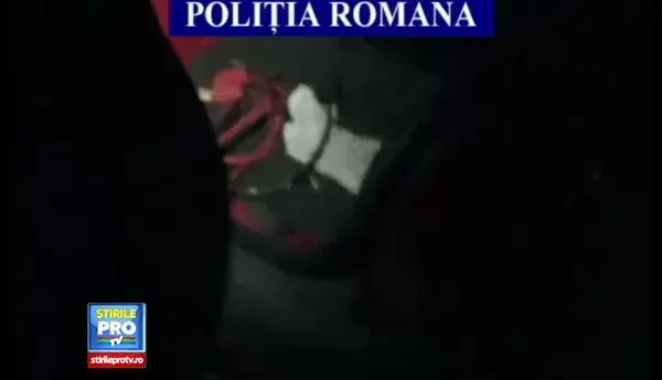 Doi aradeni au fost prinsi cand se pregateau sa fure bani dintr-un bancomat. Afla cum procedau