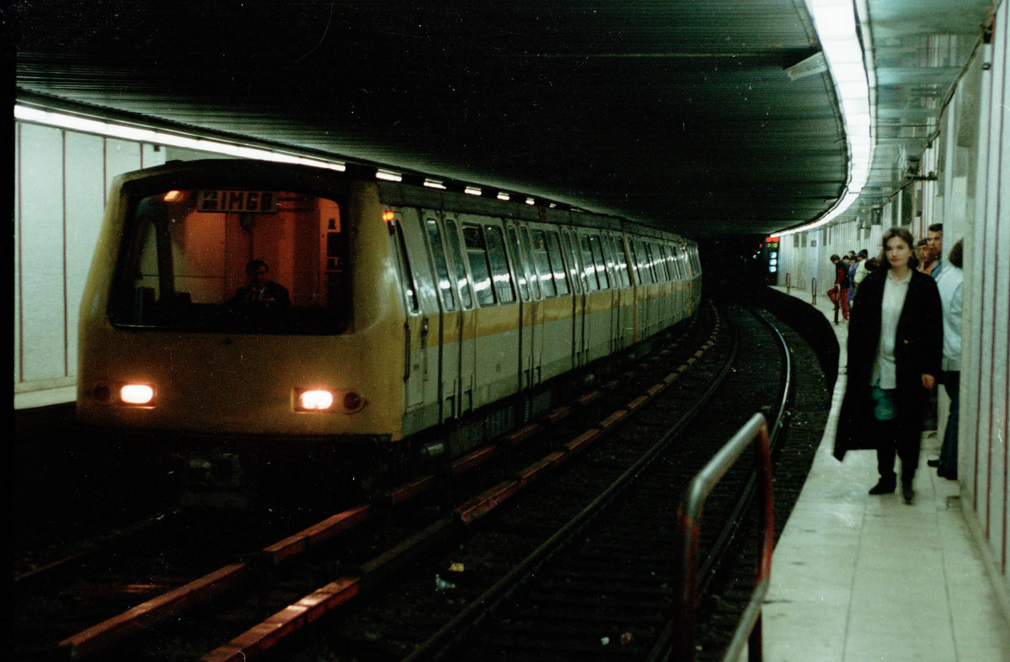 Persoana care s-a aruncat in fata metroului, la statia Piata Romana, dusa la Spitalul Floreasca