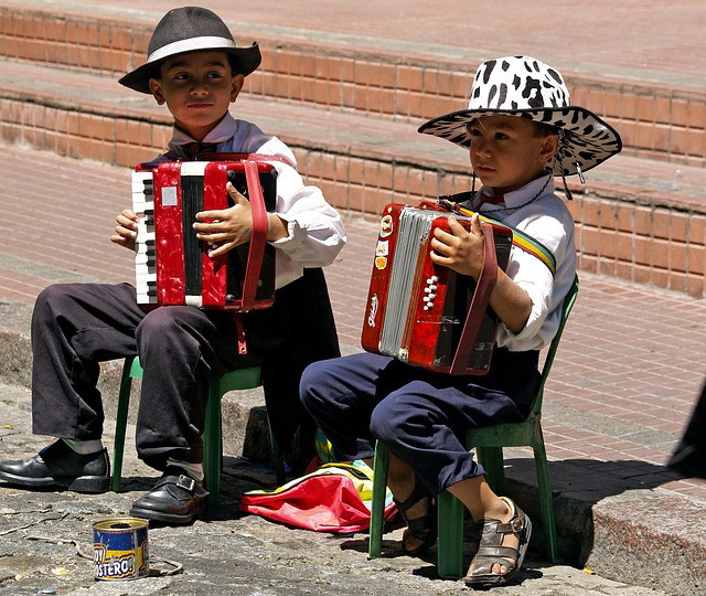 Tara care se reinventeaza cu bani de la rusi si de la chinezi, dupa ce a fost la un pas de faliment