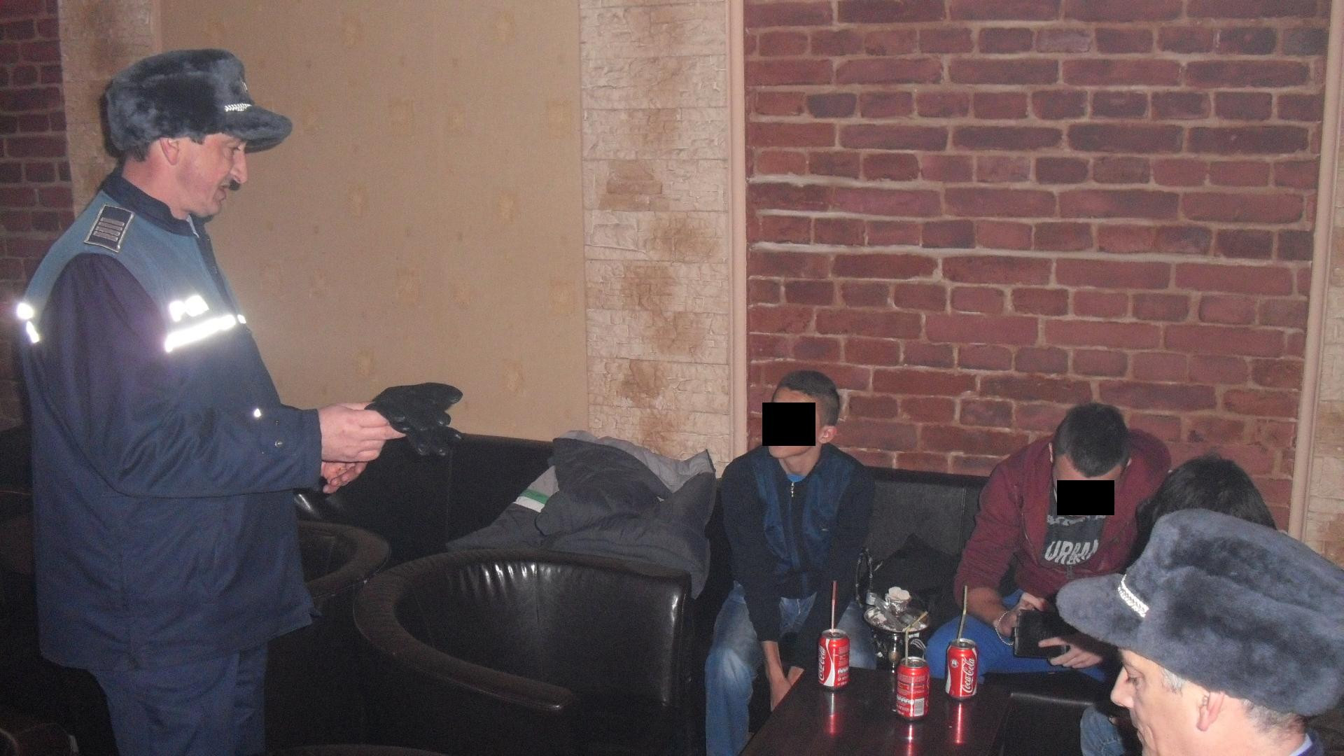 Prin baruri, in timpul orelor de curs. Politistii i-au trimis la scoala pe chiulangii