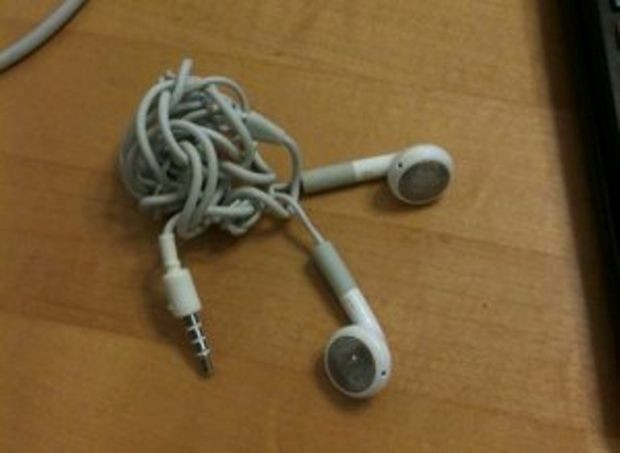 Trucul transformat in viral pe net. Cum sa nu ti se mai incurce niciodata cablul de la casti. VIDEO