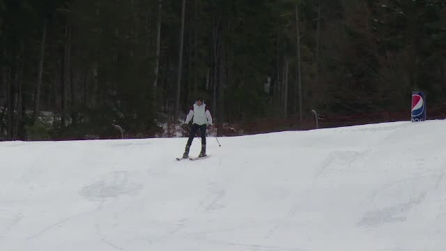 Mos Nicolae le aduce turistilor un weekend perfect pentru schi la Azuga. Anuntul meteorologilor