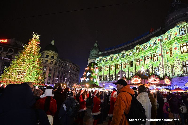 S-au aprins cele 3 milioane de beculete din Capitala. In Brasov, bradul de Craciun are 26 de metri
