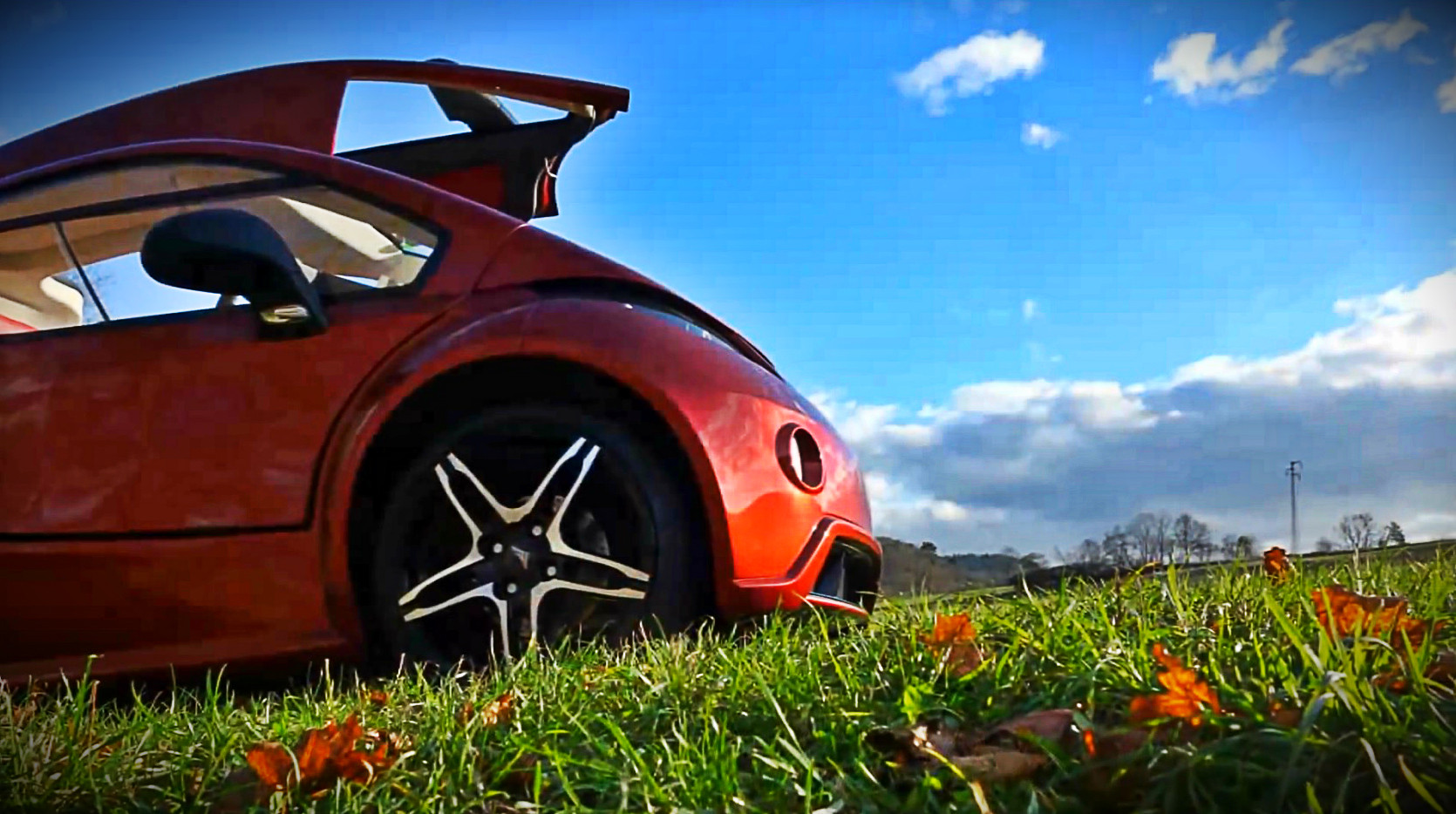 Masina noua din Germania. Costa mai putin decat un Logan diesel si se incarca de la priza. Video