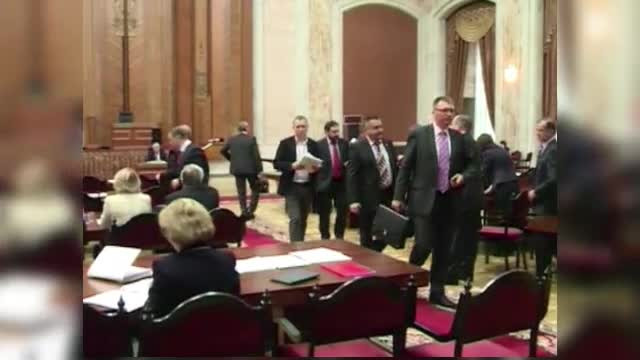 Decizia Curtii Constitutionale de la Chisinau i-a enervat pe comunisti. Semne obscene in Parlament